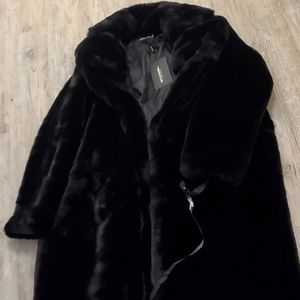 PLT(PrettyLittleThing) NWT Plush Coat